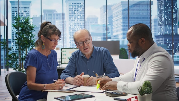 Conceitos de educação financeira e planejamento orçamentário para brasileiros