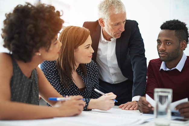 Programas de capacitação em literacia financeira e decisões econômicas