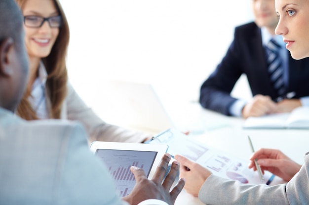 Estratégias de poupança e gestão inteligente de recursos financeiros pessoais